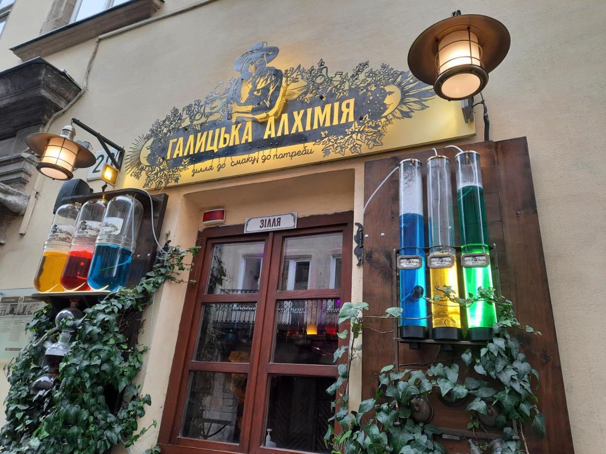 Midnight Cats' Apartment In Rynok Square Світло Є Завжди! إلفيف المظهر الخارجي الصورة